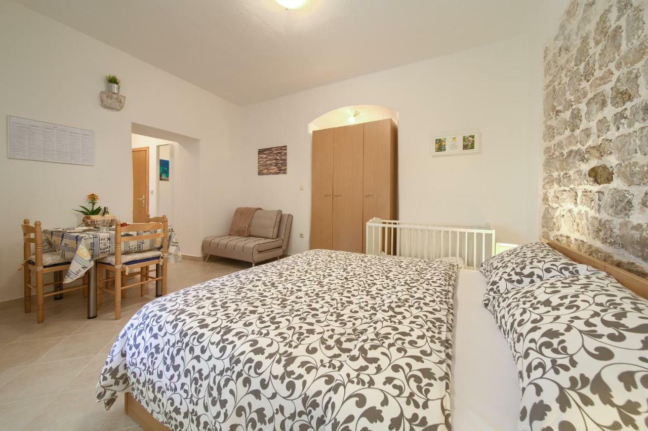 Hrast Apartment Кърк Екстериор снимка