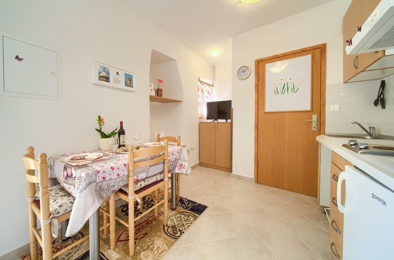 Hrast Apartment Кърк Екстериор снимка