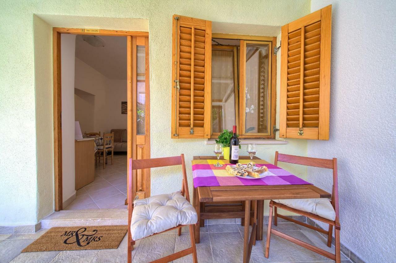 Hrast Apartment Кърк Екстериор снимка