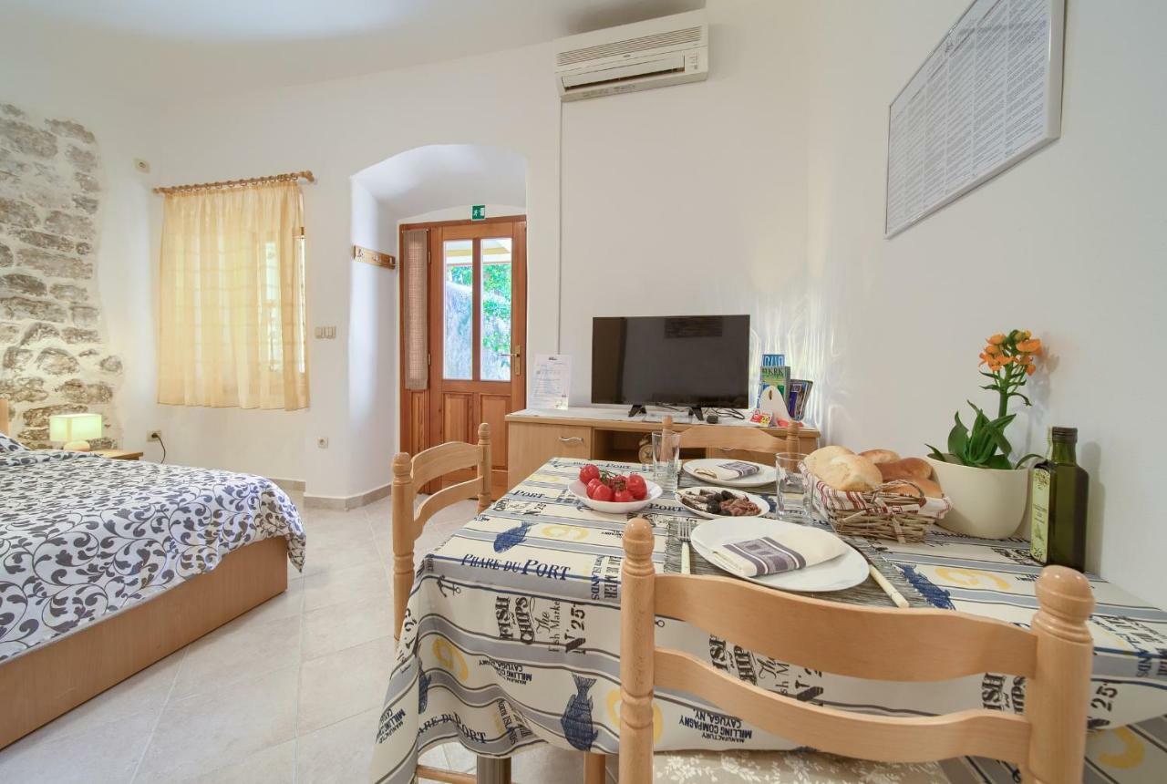 Hrast Apartment Кърк Екстериор снимка