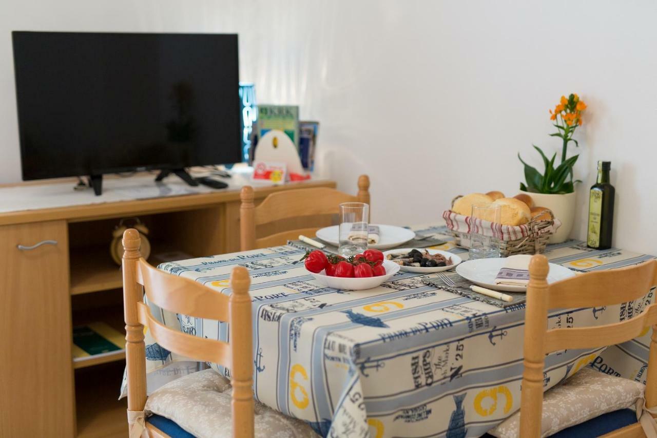 Hrast Apartment Кърк Екстериор снимка