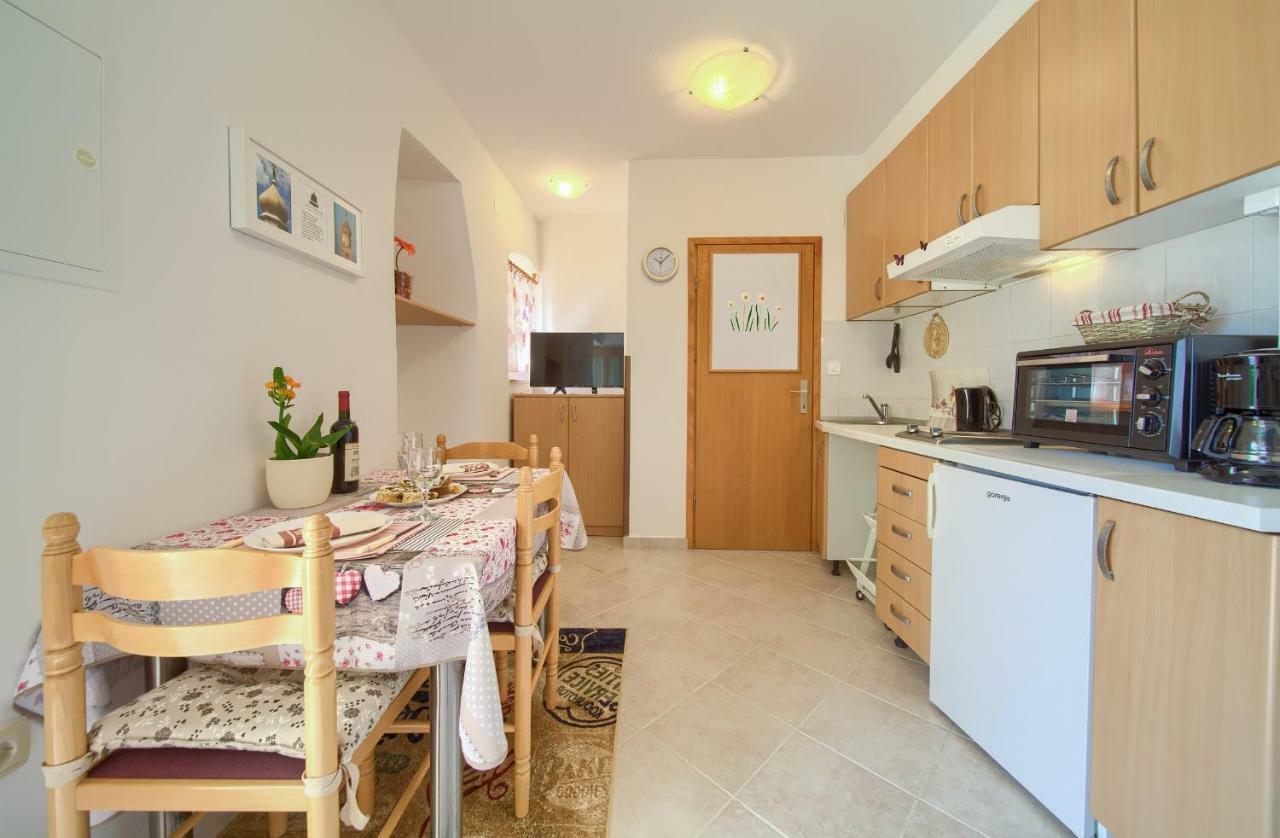 Hrast Apartment Кърк Екстериор снимка