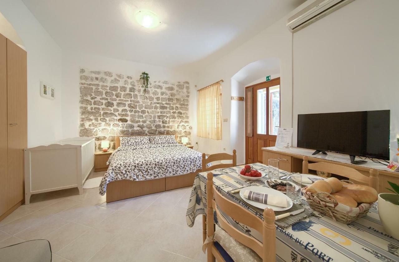 Hrast Apartment Кърк Екстериор снимка